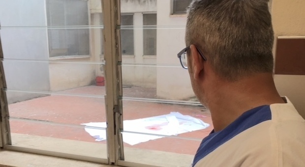 Salerno, neomamma di 26 anni allatta il figlio e si lancia nel vuoto: la tragedia nell'ospedale