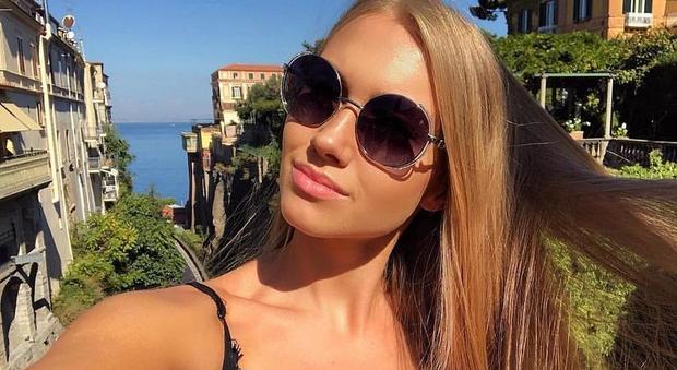 Bionda e sexy: Angele Petrucionyte incanta Sorrento e i social network