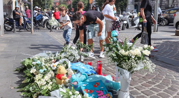 Bambino morto a Napoli, il domestico confessa: «Lo tenevo in braccio, ho avuto un capogiro ed è caduto»