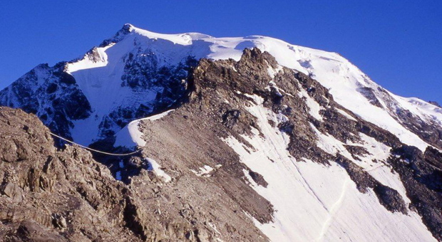 Alpinista di 42 anni precipita nel vuoto salendo sull'Ortles alla Forcella Coston