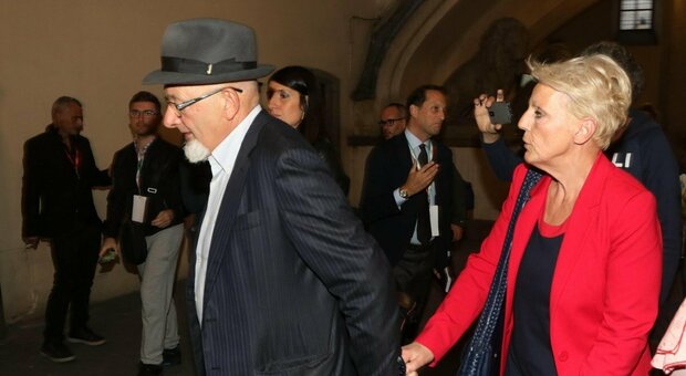 Tiziano Renzi e Laura Bovoli, il calvario lungo 4 anni tra arresti domiciliari e le accuse di fatture false. Oggi l'ex segretario del Pd festeggia: «Giustizia è stata fatta»