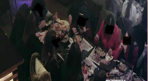 Dieci donne festeggiano l'8 marzo al pub, poi vanno via senza pagare il conto. Le immagini delle telecamere per individuare le responsabili
