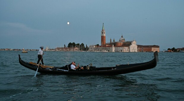 Venezia, vacanze care per chi sbarca al Lido: una "capanna" costa 515 euro al giorno
