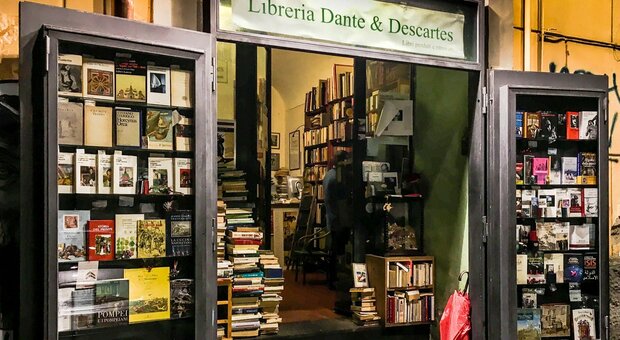 L'ingresso della libreria Dante e Descartes