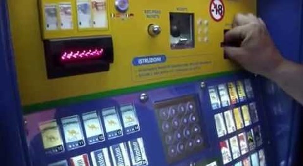Il distributore di sigarette in tilt butta soldi come una slot machine