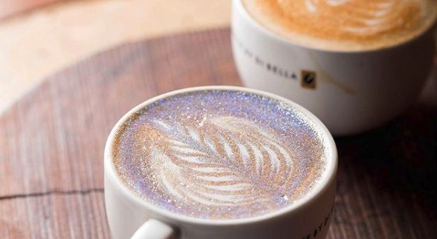 Cappuccini glitterati, la nuova moda negli Usa. "Selfie latte" per la propria foto nella schiuma