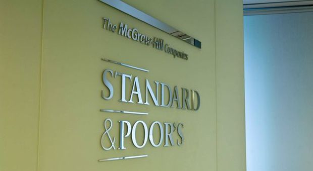 Standard and Poor's grazia l'Italia: rating confermato per ora ma outlook negativo