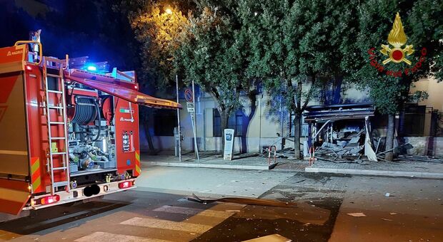 Bomba nella notte: distrutto dall'esplosione il chiosco di proprietà della moglie del pentito