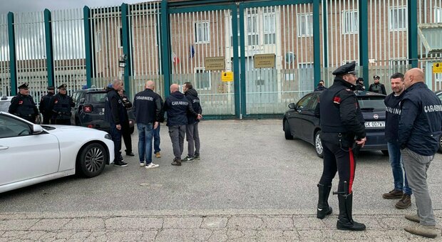 Avellino, scoppia la rivolta dei detenuti in carcere: forze dell'ordine circondano il penitenziario