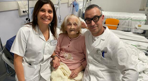 La paziente con il direttore Luca Meme la coordinatrice del reparto di Ortopedia Loriana Fragai