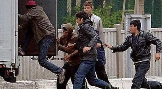 Sciopero e blocchi a Calais, i migranti assaltano i tir per entrare in Gran Bretagna
