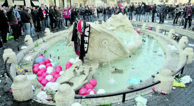 Roma, i vandali della Barcaccia condannati fino a 4 anni (ma nessuno pagherà i danni)
