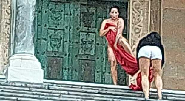 Amalfi, turista nuda in posa davanti al duomo: denunciata