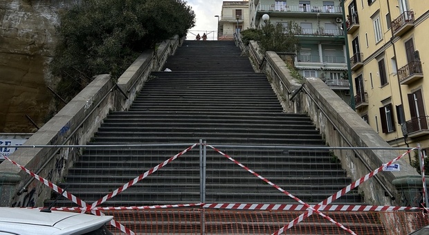 Chiuse le scale di via Donizetti