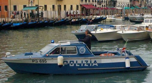 Venezia, dal canale affiora cadavere di un uomo seminudo: mistero in laguna