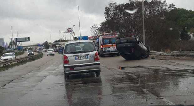 Asfaldo scivoloso, auto si ribalta all'uscita di Lecce
