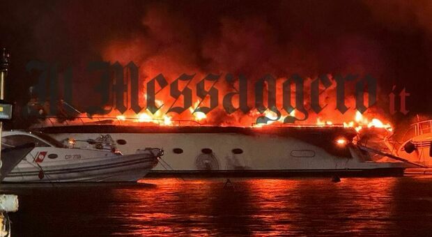 San Felice Circeo, incendio al porto turistico: a fuoco tre yacht, rogo divampato sul molo 1