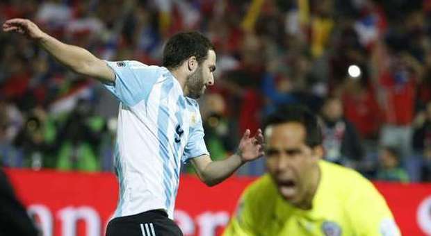 Argentina tradita da Higuain e dal «solito» errore dal dischetto: il Cile vince la Coppa America ai rigori