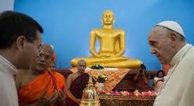 Papa Francesco illuminato dal Buddha, la sua via porta alla compassione e alla pace in Myanmar