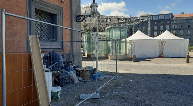 Napoli, Palazzo Reale nel degrado: il G20 tra sfregi e sporcizia
