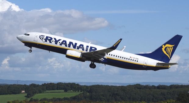 Ryanair assume assistenti di volo: selezioni anche in Puglia. Ecco dove, quando e come candidarsi