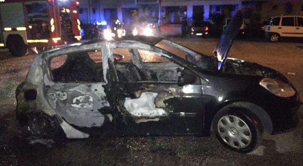 Un'auto incendiata e botte in centro, amori malati e violenza: due uomini in trappola a Cassino