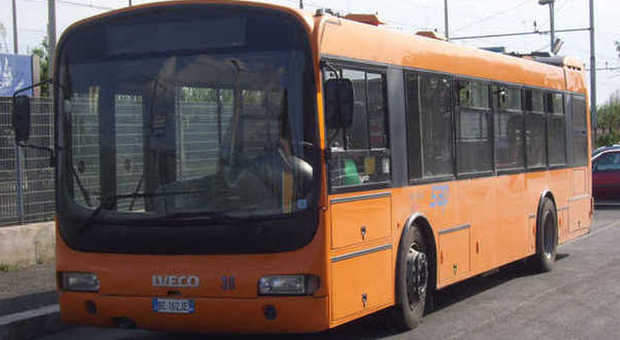 Senigallia: vandali sul bus, l'autista chiama la polizia ma viene multato