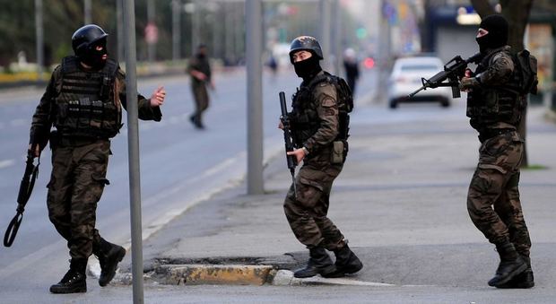 Turchia, spari contro ristorante a Istanbul: un morto e due feriti