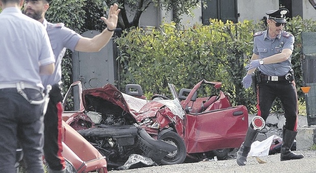 Pesaro, schianto con tre morti, l'unico superstite alla sbarra per omicidio stradale: chi ha tirato il freno a mano?