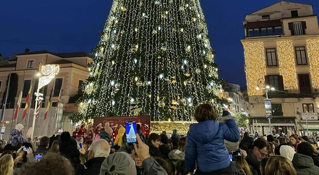 Folla sotto l'albero di Natale di piazza Tasso a Sorrento