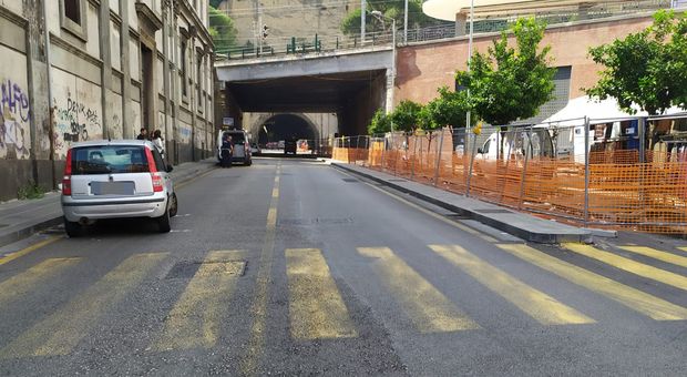 Napoli, sos incidenti a Mergellina; donna falciata da un’auto: «Segnaletica fantasma»