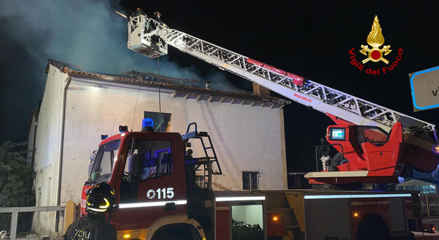 Incendio in una casa a Schio: abitazione distrutta e tetto collassato