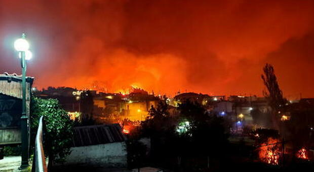 Grecia in fiamme, turisti e residenti scappano in traghetto dagli incendi sull'isola di Evia: «Qui è l'apocalisse» VIDEO