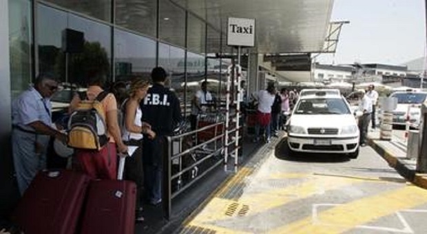 Napoli: taxi abusivi all'aeroporto di Capodichino, scattano multe e sequestri