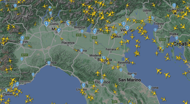 Voli per Milano e nord Italia dirottati su altri scali: guasto ai radar di terra che controllano il traffico aereo. Cosa sta succedendo