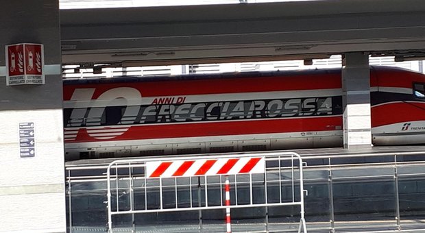 immagine  Accoltella sul Frecciarossa la ex e un passeggero: lei grave, addetto alle pulizie arrestato