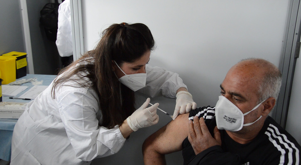 Napoli, il camper dei vaccini a Miano: «Accolto anche chi non è registrato»
