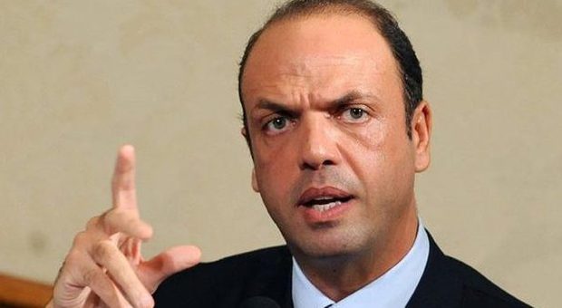 Caos immigrati a Tor Sapienza, Alfano: «I sindaci evitino miscele esplosive»