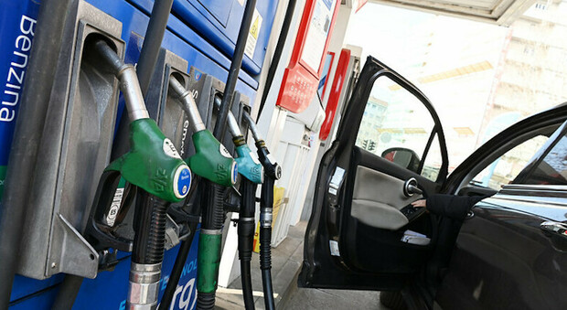 Benzina record, a 2,7 euro a litro sull'A8: scoppia il caso. «Più di 136 euro per un pieno, intervenga la Finanza»