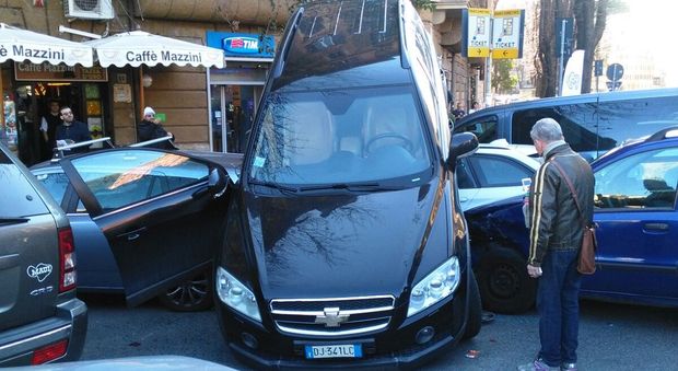 Attimi di terrore in centro a Roma: fa retromarcia e l'auto si arrampica su altre tre macchine