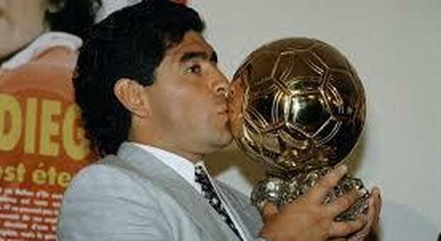 Maradona, i brindisi pericolosi con la camorra e quel pallone d'oro rubato