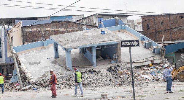 Terremoto in Ecuador, il bilancio si aggrava: 413 morti, oltre 2.500 feriti