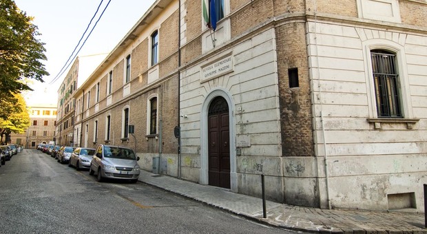 Ancona, porta il figlio al tribunale dei minori col coltello in tasca: denunciato