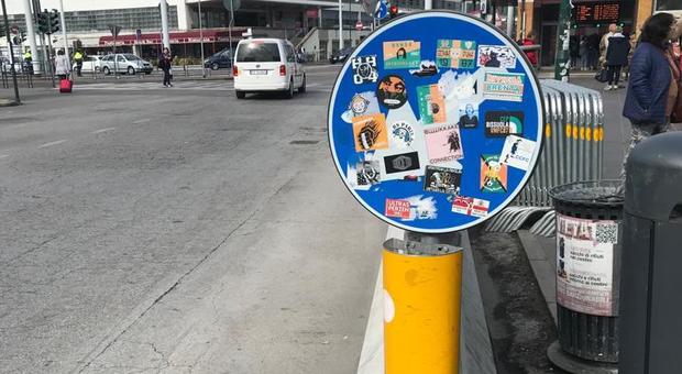 "Nuovo" segnale stradale a Venezia. Un lettore: «Devo rifare la patente?»