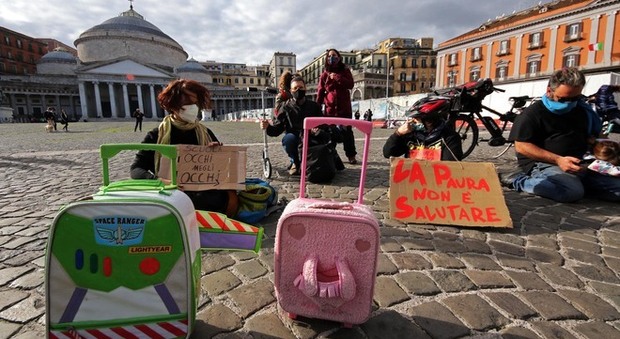 Napoli, le mamme contro la didattica a distanza tornano a piazza Plebiscito