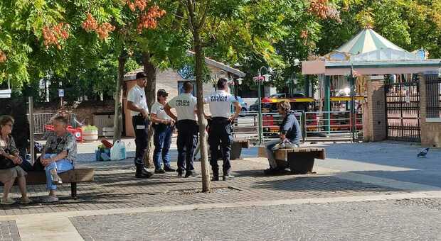 La Polizia locale impegnata in piazzetta Zorzetto occupata da numerosi sbandati