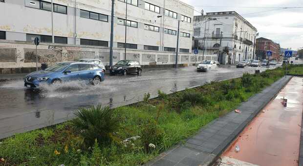 Maltempo a Napoli e strade allagate: sospese le corse dei tram 1 e 4