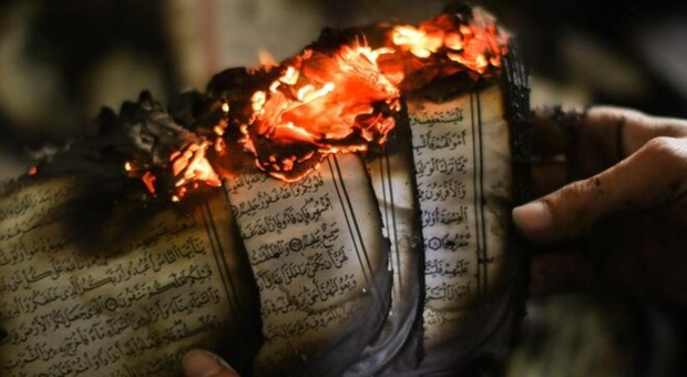 Bruciare il Corano non è reato, la decisione della Corte Suprema svedese scatena l'ira del mondo islamico
