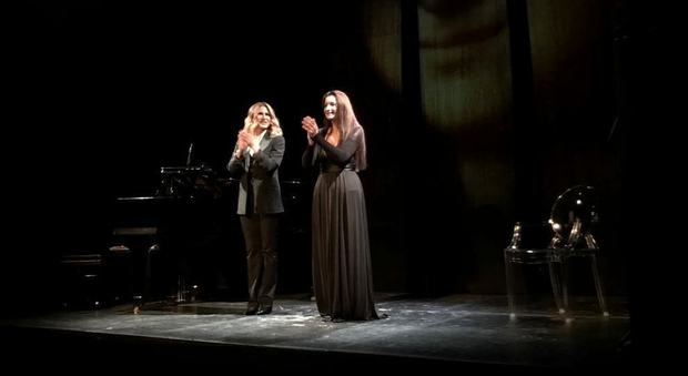 Cinzia Pennesi e Maria Letizia Gorga interpreti di Monna Lisa Unplugged, in scena al Teatro Lo Spazio