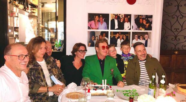 Elton John a Capri, cena in famiglia nel centro storico tra pezzogna e pizza all'acqua pazza